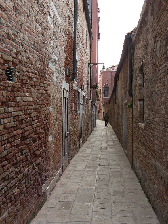 Venice-street-narrow-calle